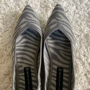 Steve by Steve Madden Rosy Point Flats, Size 6.5M